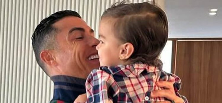 Cristiano Ronaldo com a sua filha mais nova Bella Esmeralda ao colo.
