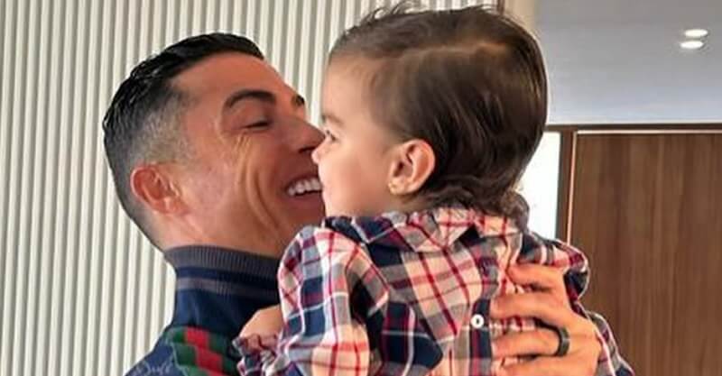 Cristiano Ronaldo com a sua filha mais nova Bella Esmeralda ao colo.