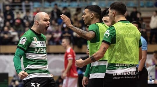 Jogadores do Sporting celebram conquista da Taça da Liga de Futsal diante do Benfica.