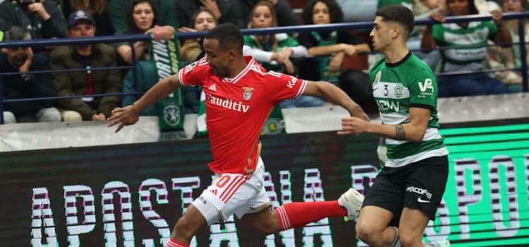 Jogadores do Sporting e do Benfica disputa o esférico na final da Taça da Liga de Futsal.