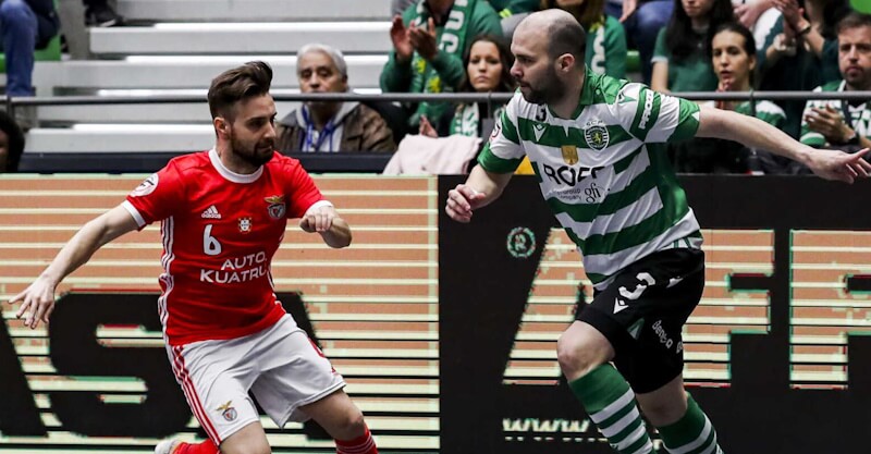 Jogadores de Sport Lisboa e Benfica e Sporting Clube de Portugal em disputa de bola na final da Taça da Liga de Futsal.