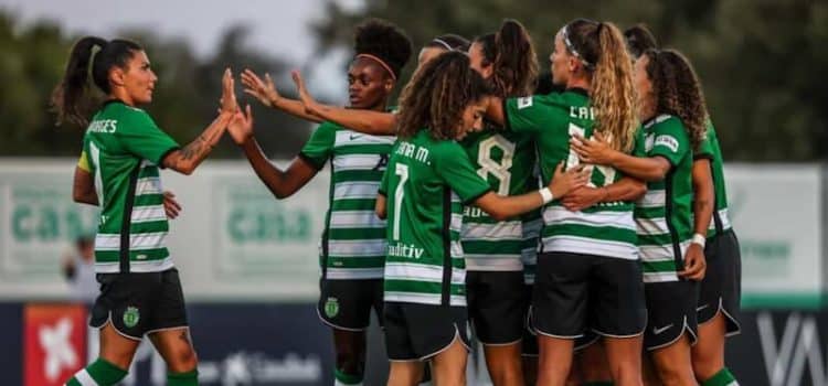 Jogadoras do Sporting festejam triunfo na liga feminina.