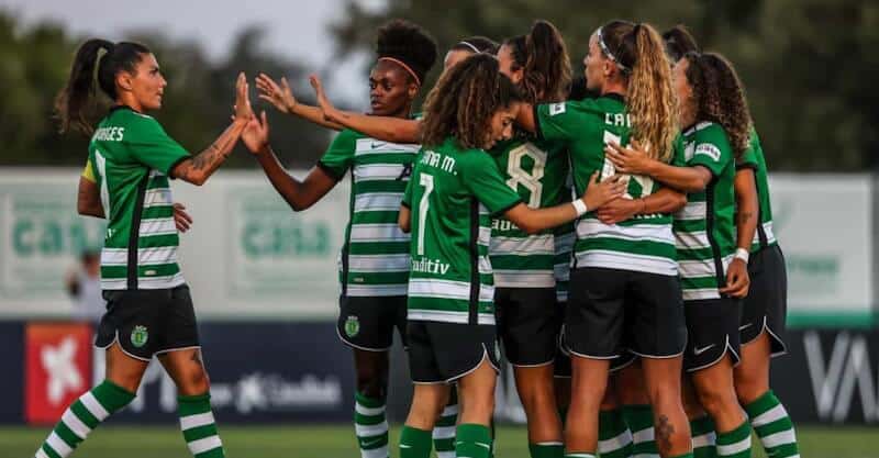 Jogadoras do Sporting festejam triunfo na liga feminina.