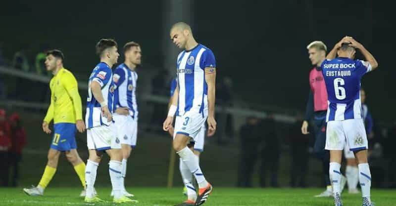 Jogadores do FC Porto desalentados após derrota em Arouca.