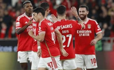 Jogadores do Benfica celebram triunfo sobre o Portimonense na Luz.