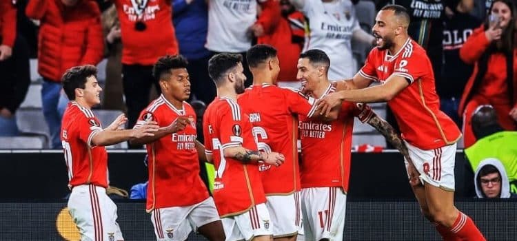 Jogadores do Benfica celebram o golo de Di Maria no jogo com o Tolouse.