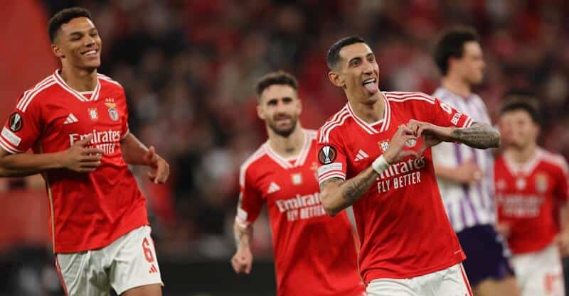 Di Maria e Alexander Bah nos festejos do golo do Benfica ao Tolouse.