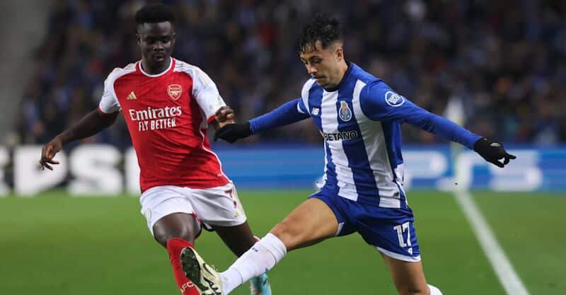 Bukayo Saka e Iván Jaime em disputa de bola no FC Porto-Arsenal.