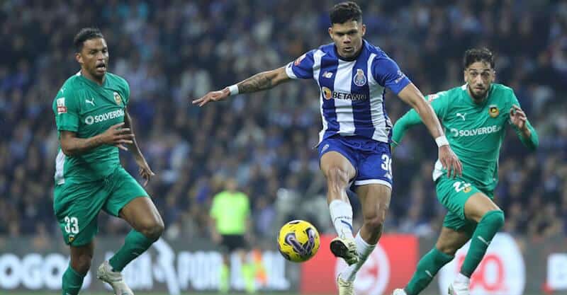 Evanilson em disputa de bola com Aderllan Santos no FC Porto-Rio Ave.