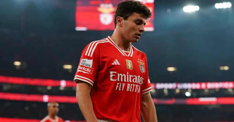 João Neves no Estádio da Luz em ação pelo Benfica.