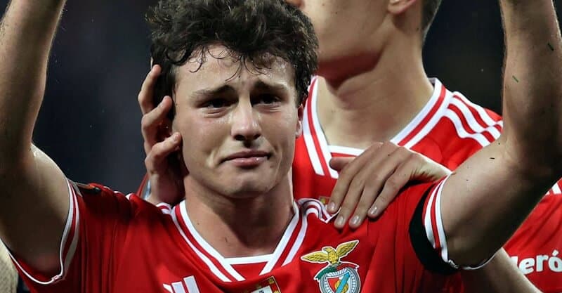 João Neves chora após o Tolouse-Benfica.