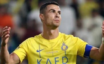 Cristiano Ronaldo desiludido com uma oportunidade falhada no Al Nassr.