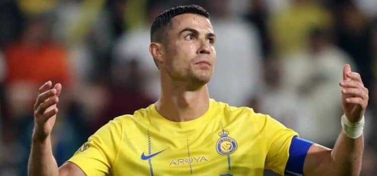Cristiano Ronaldo desiludido com uma oportunidade falhada no Al Nassr.