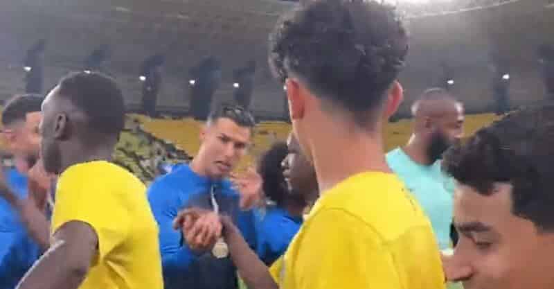 Cristiano Ronaldo ralha com Cristianinho antes do Al Nassr-Al Fateh.