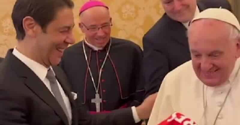 Rui Costa a oferecer prenda ao Papa Francisco.