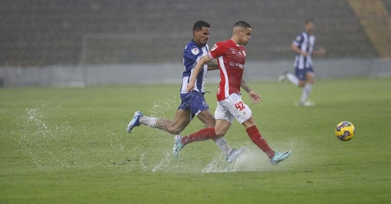Galeno em disputa de bola no jogo da Taça entre o Santa Clara e o FC Porto.