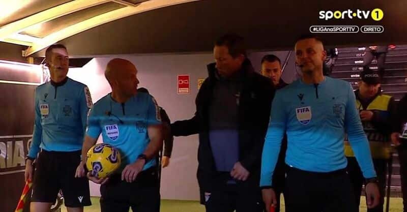 Roger Schmidt em conversa com o árbitro Luís Godinho no túnel do V. Guimarães-Benfica