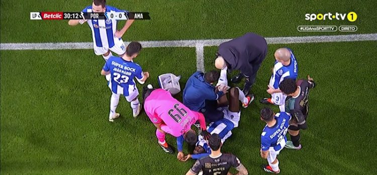 Lesão grave de Zaidu no FC Porto-Estrela da Amadora.