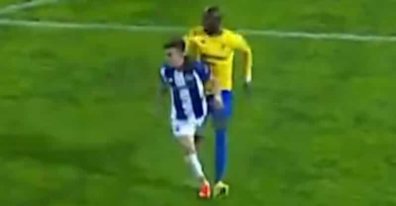 Lance entre Francisco Conceição e Eliaquim Mangala no Estoril-FC Porto.