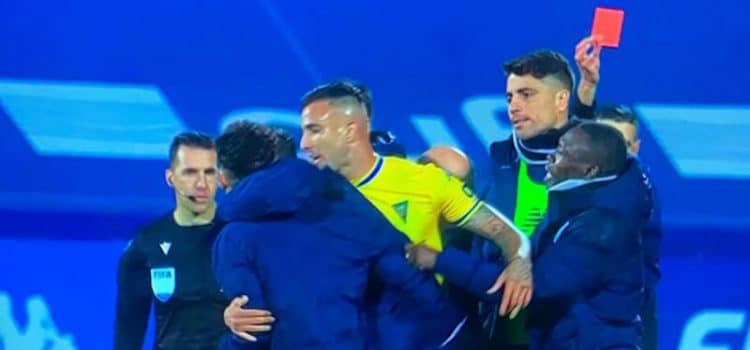 Momento em que António Nobre exibe o cartão vermelho a Luís Gonçalves e não a Pepê no Estoril-FC Porto.