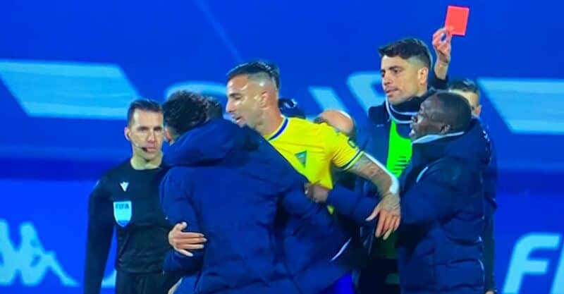 Momento em que António Nobre exibe o cartão vermelho a Luís Gonçalves e não a Pepê no Estoril-FC Porto.