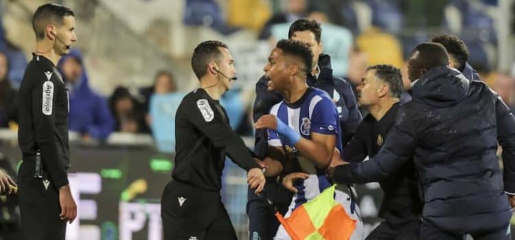 Momento em que Wendell perde a cabeça e parte para o árbitro António Nobre após o Estoril-FC Porto.