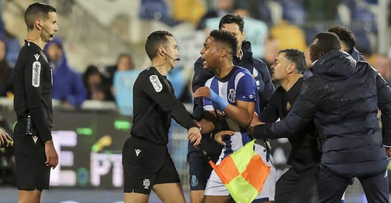 Momento em que Wendell perde a cabeça e parte para o árbitro António Nobre após o Estoril-FC Porto.
