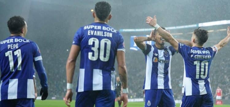 Jogadores do FC Porto festejam vitória sobre o Benfica por 5-0