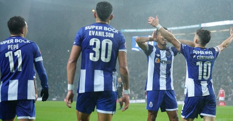 Jogadores do FC Porto festejam vitória sobre o Benfica por 5-0
