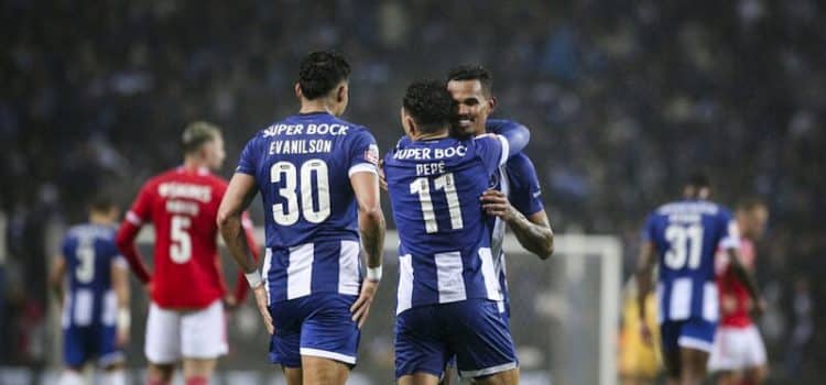 Jogadores do FC Porto celebram um dos golos na goleada por 5-0 diante do Benfica.