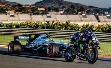 Carro de Formula 1 e moto do MotoGP