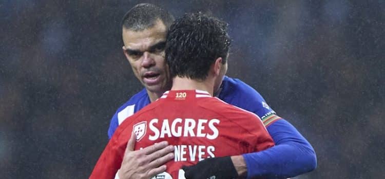 Pepe abraça João Neves após o FC Porto-Benfica.