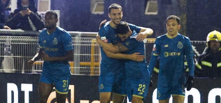 Jogadores do FC Porto celebram golo de Galeno diante do Portimonense