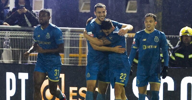 Jogadores do FC Porto celebram golo de Galeno diante do Portimonense