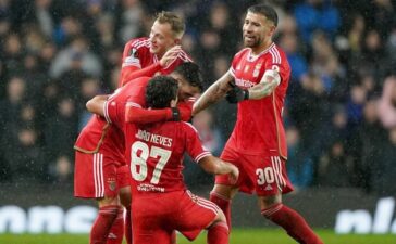 Jogadores do Benfica celebram vitória sobre o Rangers FC.