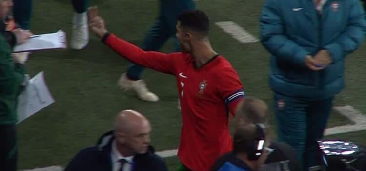 Cristiano Ronaldo furioso com o árbitro após o Eslovénia-Portugal.