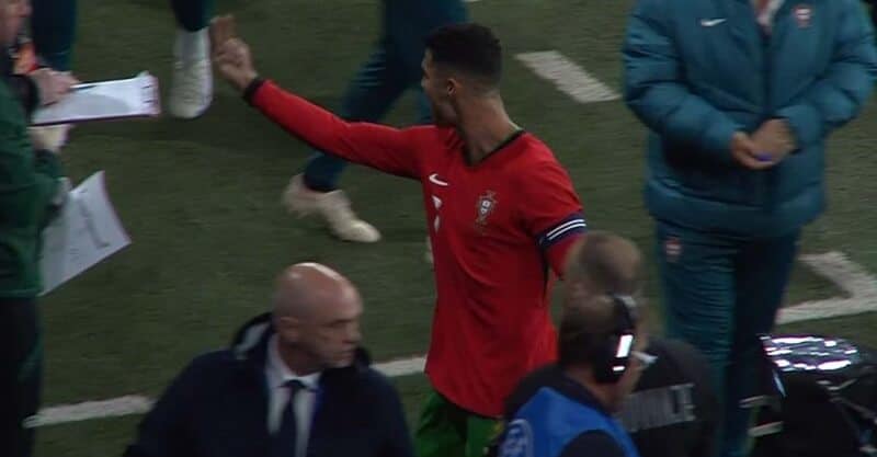 Cristiano Ronaldo furioso com o árbitro após o Eslovénia-Portugal.