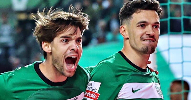Daniel Bragança e Pedro Gonçalves celebram a vitória do Sporting sobre o Farense.
