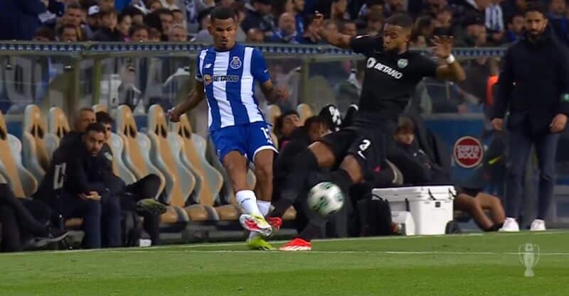 Lance entre Galeno e St. Juste no FC Porto-Sporting.