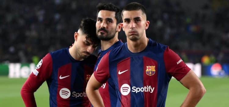 Jogadores do Barcelona desiludidos com a eliminação da Liga dos Campeões aos pés do PSG.