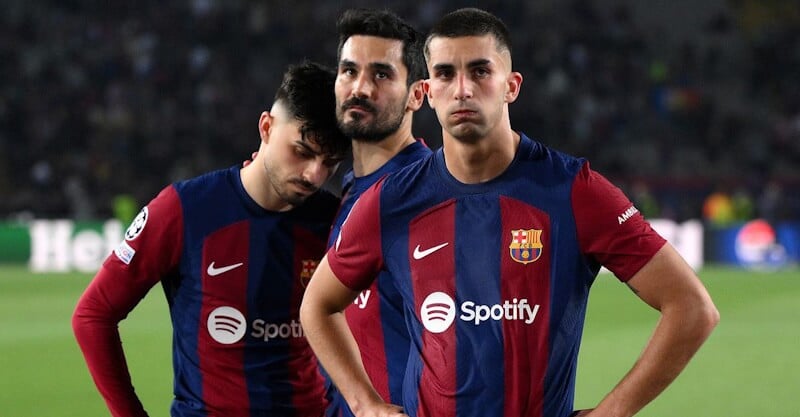 Jogadores do Barcelona desiludidos com a eliminação da Liga dos Campeões aos pés do PSG.