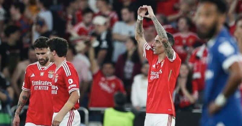 Di Maria celebra golo no Benfica-Marselha.