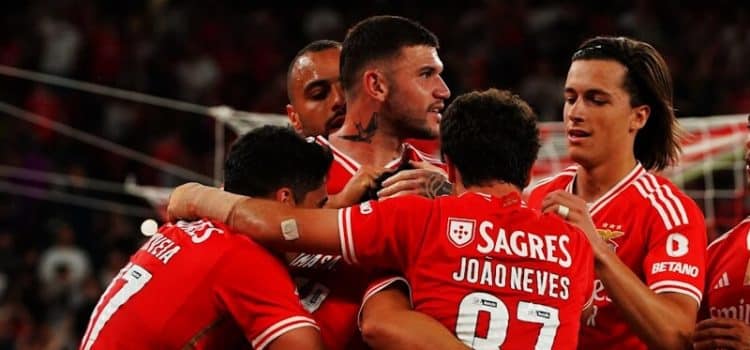 Jogadores do Benfica celebram vitória contra o Moreirense.