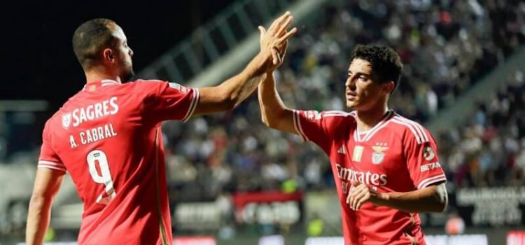 Arthur Cabral e Tiago Gouveia festejam golo no Farense-Benfica.