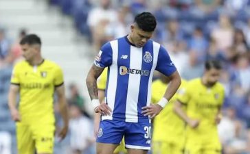 Evanilson desapontado após o empate do FC Porto diante do Famalicão.