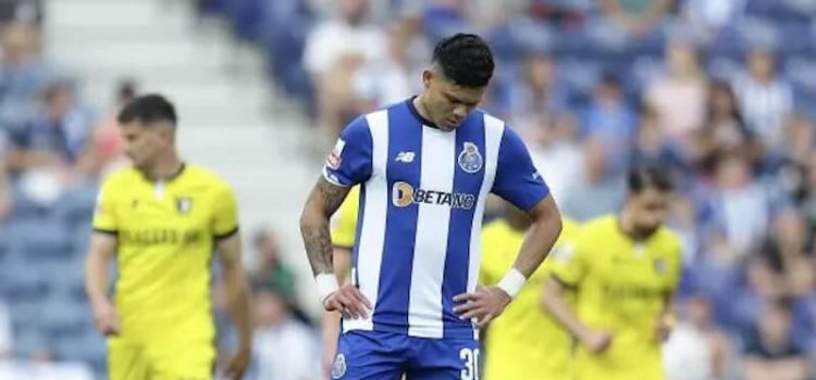 Evanilson desapontado após o empate do FC Porto diante do Famalicão.