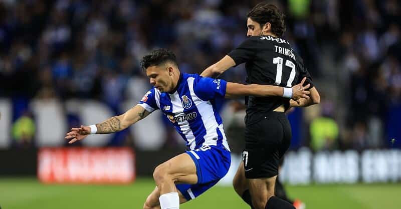 Evanilson e Francisco Trincão em disputa de bola no FC Porto-Sporting.