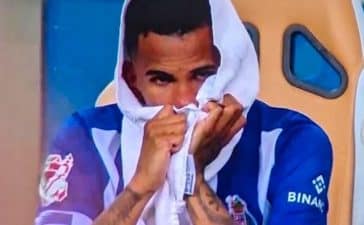 Wenderson Galeno em lágrimas após ter sido substituído no FC Porto-V. Guimarães a contar para a Taça de Portugal.