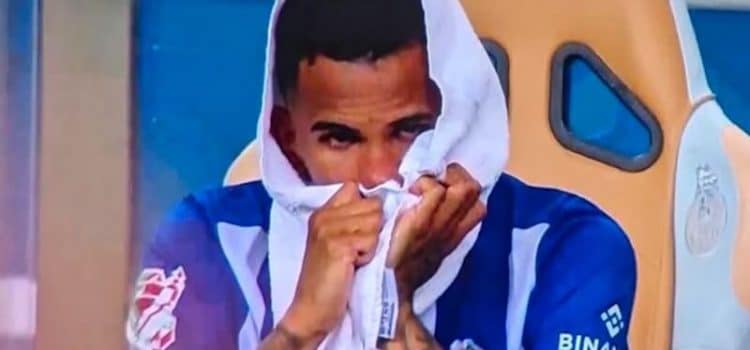 Wenderson Galeno em lágrimas após ter sido substituído no FC Porto-V. Guimarães a contar para a Taça de Portugal.