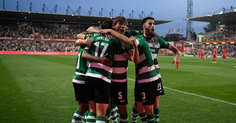 Jogadores do Sporting celebram vitória sobre o Gil Vicente em Barcelos.